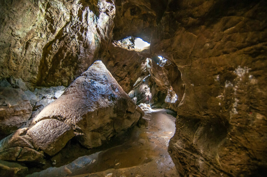 Der massive Bodentropfstein begann wohl vor ca. 400.000 Jahren zu wachsen. Gegen das Alter des Ibergs und auch der Höhle ist er blutjung.