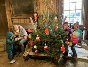 Oberharzer Bergwerksmuseum: Kinder schmücken Weihnachtsbäume