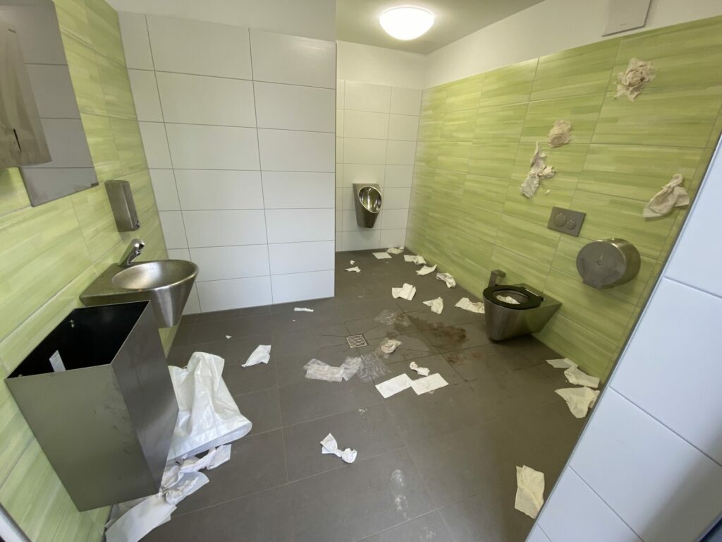 Vandalismus im Toilettenhäuschen im Stadtpark