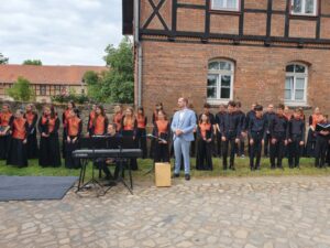 Der MDR-Kinderchor bei der feierlichen Übergabe der neugestalteten Außenanlagen des Kloster Michaelstein an die Kulturstiftung Sachsen-Anhalt