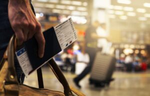 Gültigkeit der nötigen Ausweisdokumente wie Personalausweis und Reisepass zu überprüfen