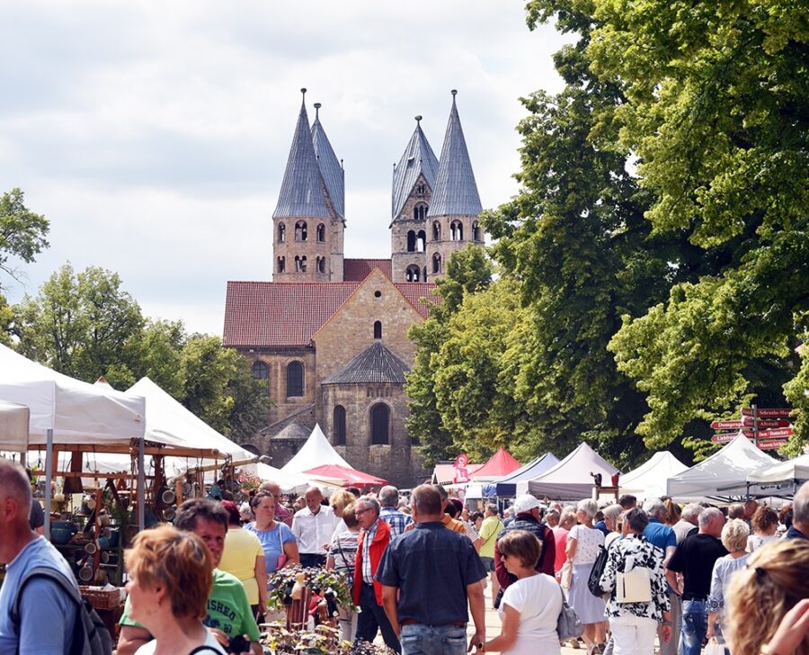 Am ersten Wochenende im Juli verwandelt sich der Domplatz in einen der schönsten Töpfermärkte Sachsen-Anhalts – umrahmt von einem bunten Kultur- und Unterhaltungsprogramm