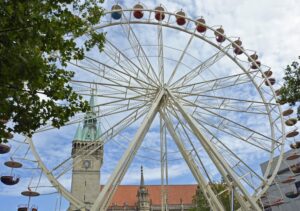 Hoch hinaus geht es beim stadtsommervergnügen vom 19. August bis zum 14. September unter anderem auf dem Riesenrad in der Braunschweiger Innenstadt.