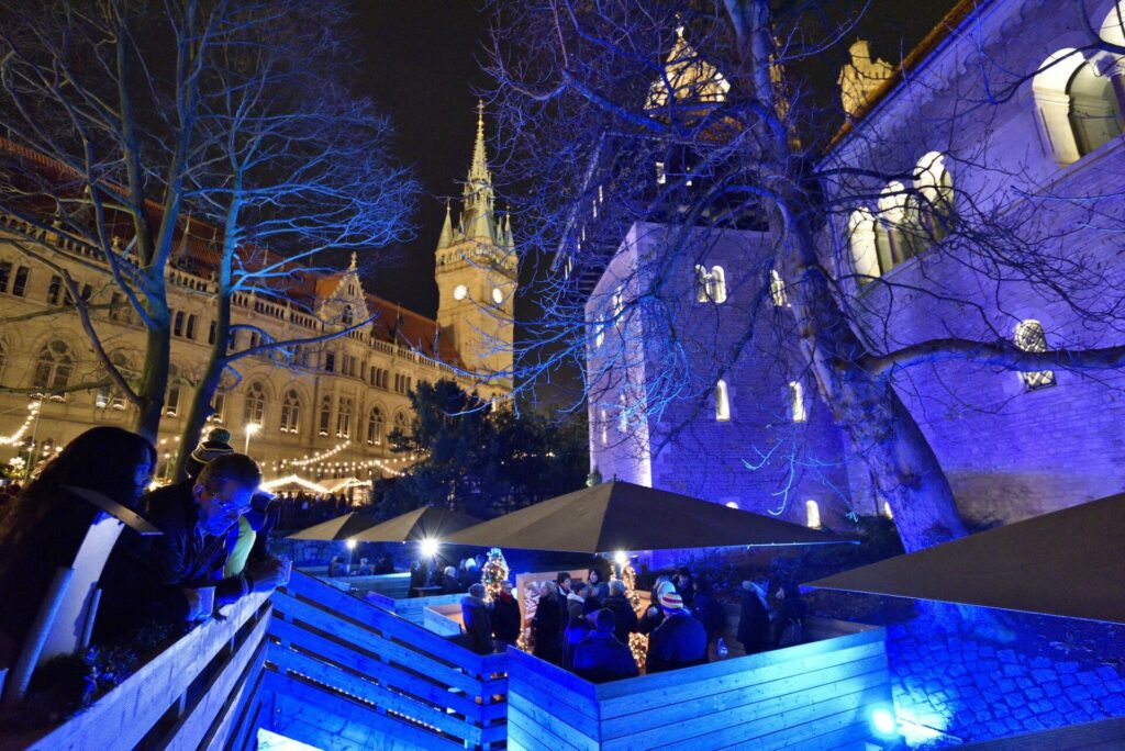 m Burggraben können Besucherinnen und Besucher den Braunschweiger Weihnachtsmarkt in entspannter Runde auf einem der Weihnachtsmarktflöße genießen.