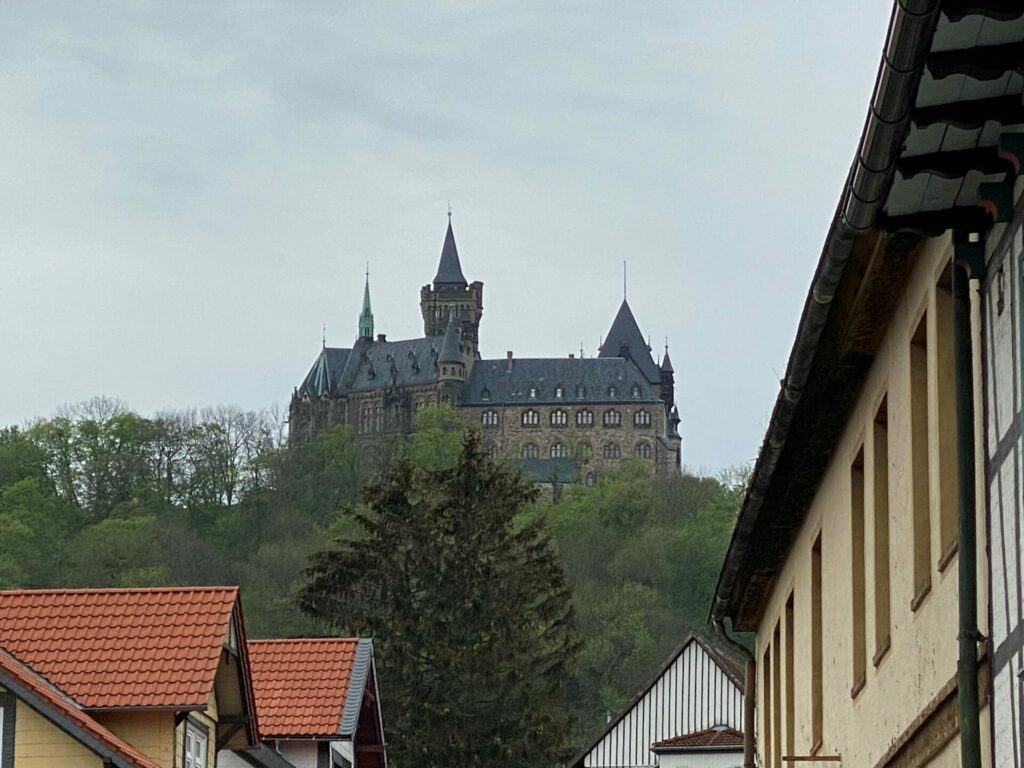 Blick aus der historischen Altstadt auf das Wernigeröder Schloss