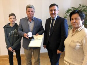 Landrat überreicht Ehrennadel des Landes an Thomas Voigt