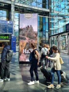 Werbung für die Urlaubsdestination Harz: „Digital Motion Towers“ exponierten Standorten am Berliner Hauptbahnhof und am Bahnhof Friedrichstraße