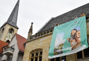 Ganz sichtbar am Rathaus: Die neue Stadtmarke für Halberstadt.