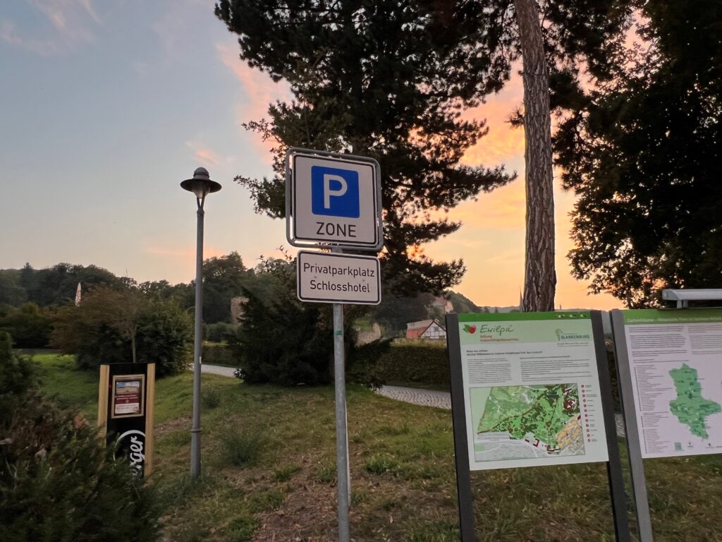 Das Schlosshotel Blankenburg bitetet hinreichende Parkplätze für Gäste.