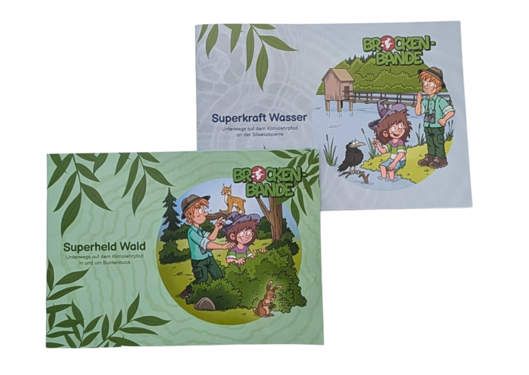 Die neuen Brockenbande-Rätseltouren auf den Klimalehrpfaden in Buntenbock und an der Sösetalsperre vermitteln Familien spielerisch Wissen über Klimawandel, Wald und Wasser. Quelle: Harzer Tourismusverband e.V.