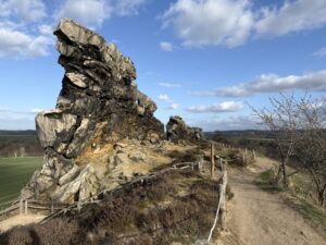 Die Teufelsmauer gehört zu den bekanntesten Felslandschaften im nördlichen Harzvorland. Bild: Harzer Tourismusverband e.V./J. Krauß
